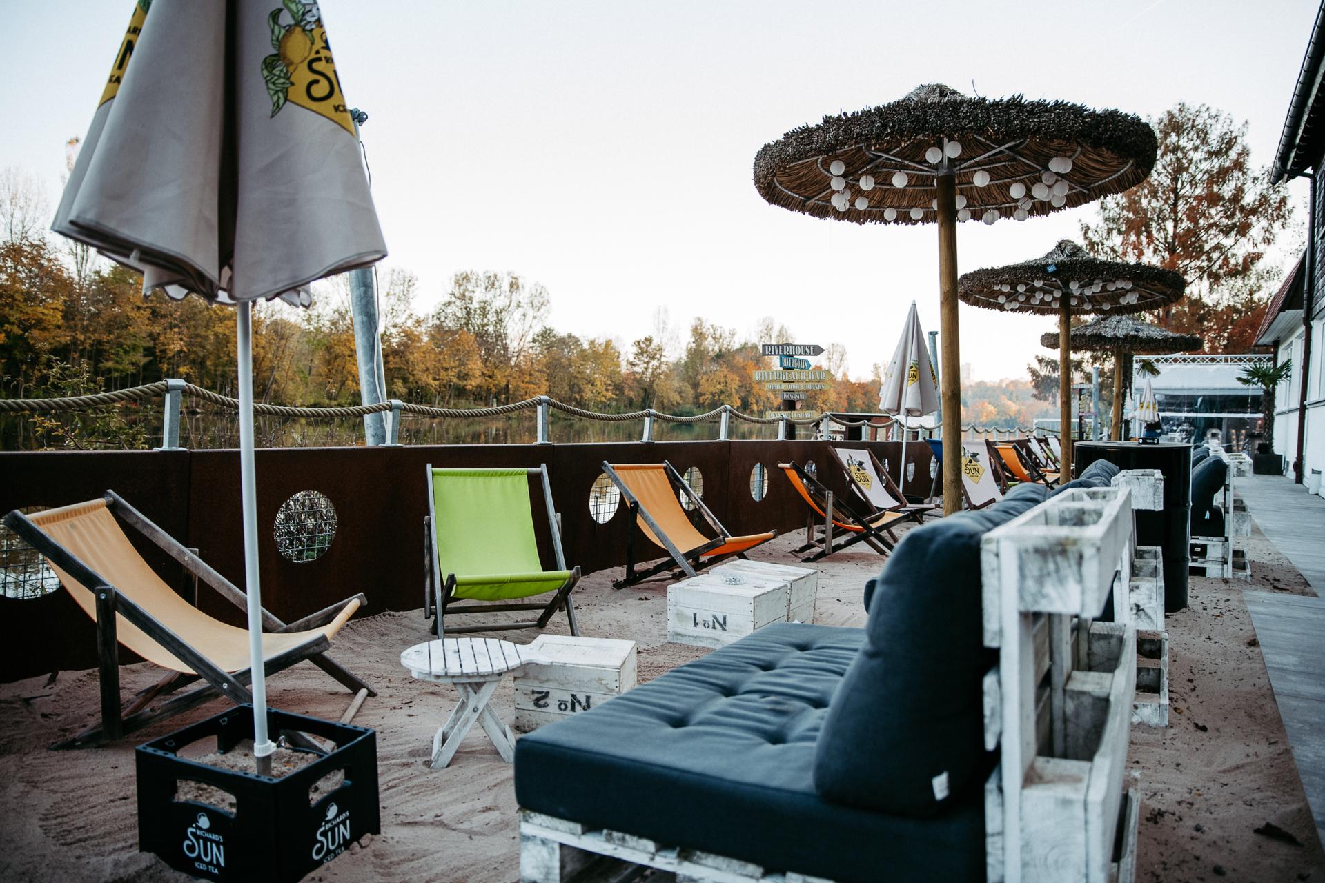 RIVERBEACH - Große Beach-Lounge innen und Tiki-Bar außen