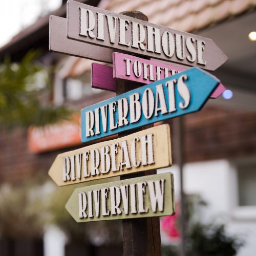 Bunter Wegweiser an den Riverhouse Locations.