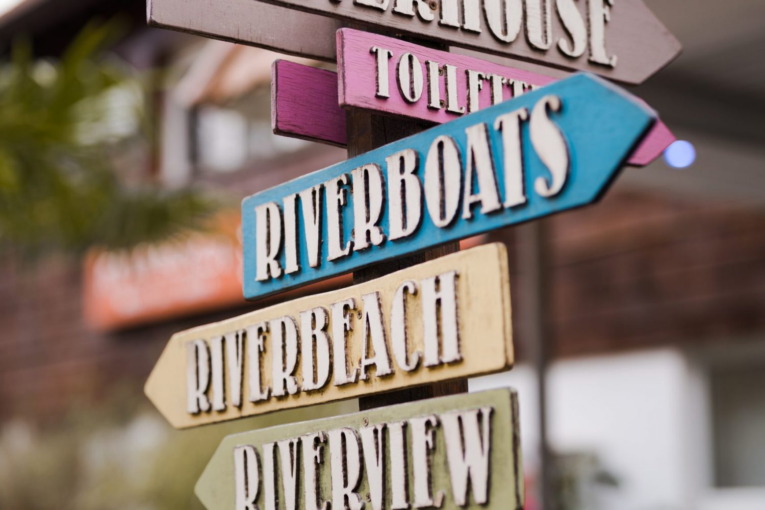 Bunter Wegweiser an den Riverhouse Locations.