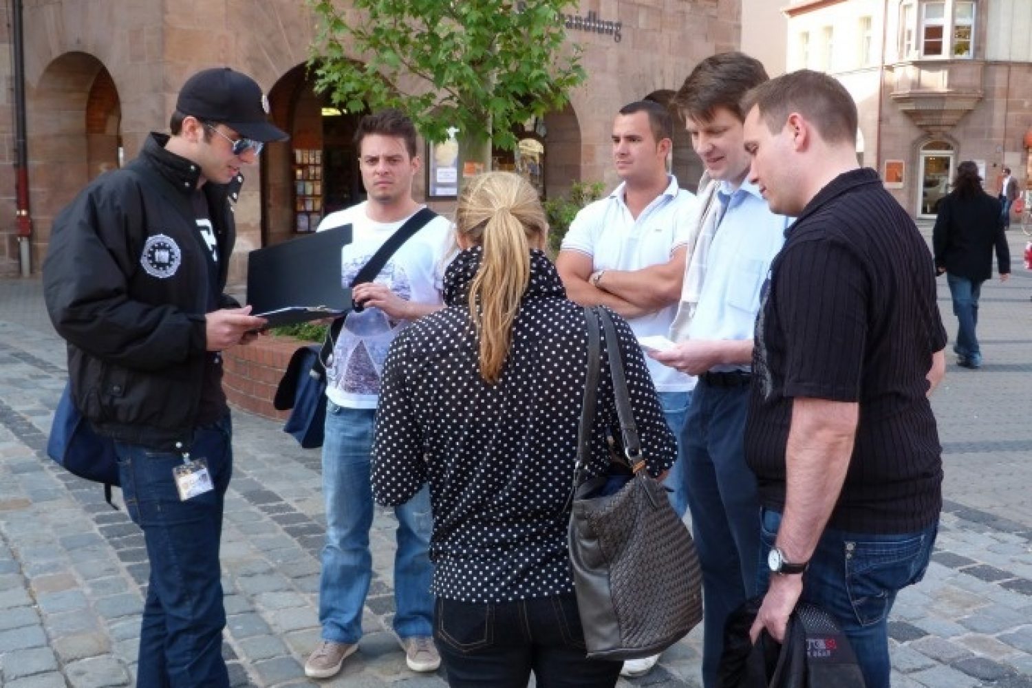 Gruppe von Menschen in einer Stadt, die zusammen stehen